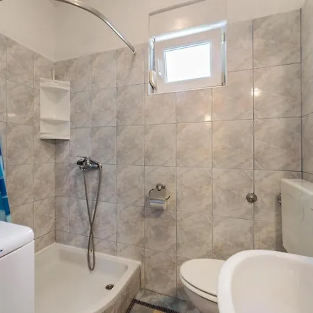 בית נופש In Pula With Kitchen