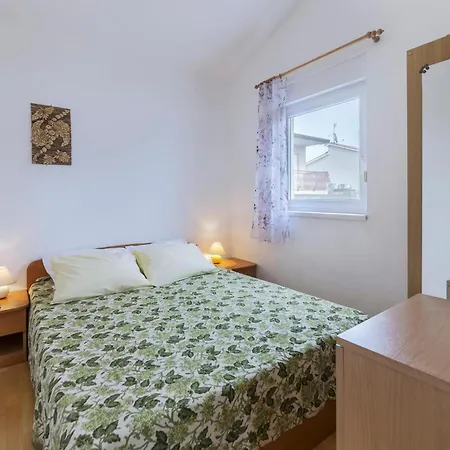 בית נופש In Pula With Kitchen