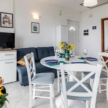 In Pula With Kitchen פולה