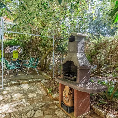 בית נופש In Pula With Kitchen פולה